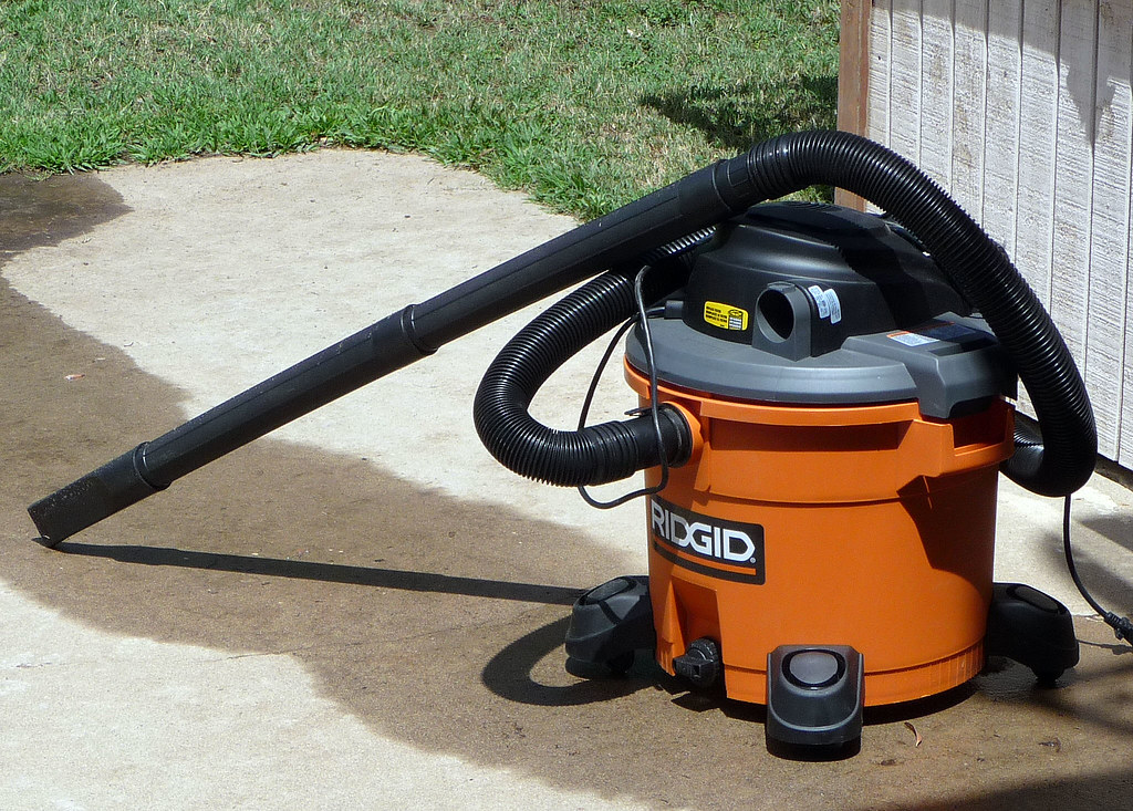 A picture of a Ridgid shop-vac sitting in a yard