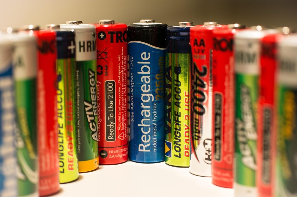 An image of alkaline & zinc-carbon batteries all lined up
